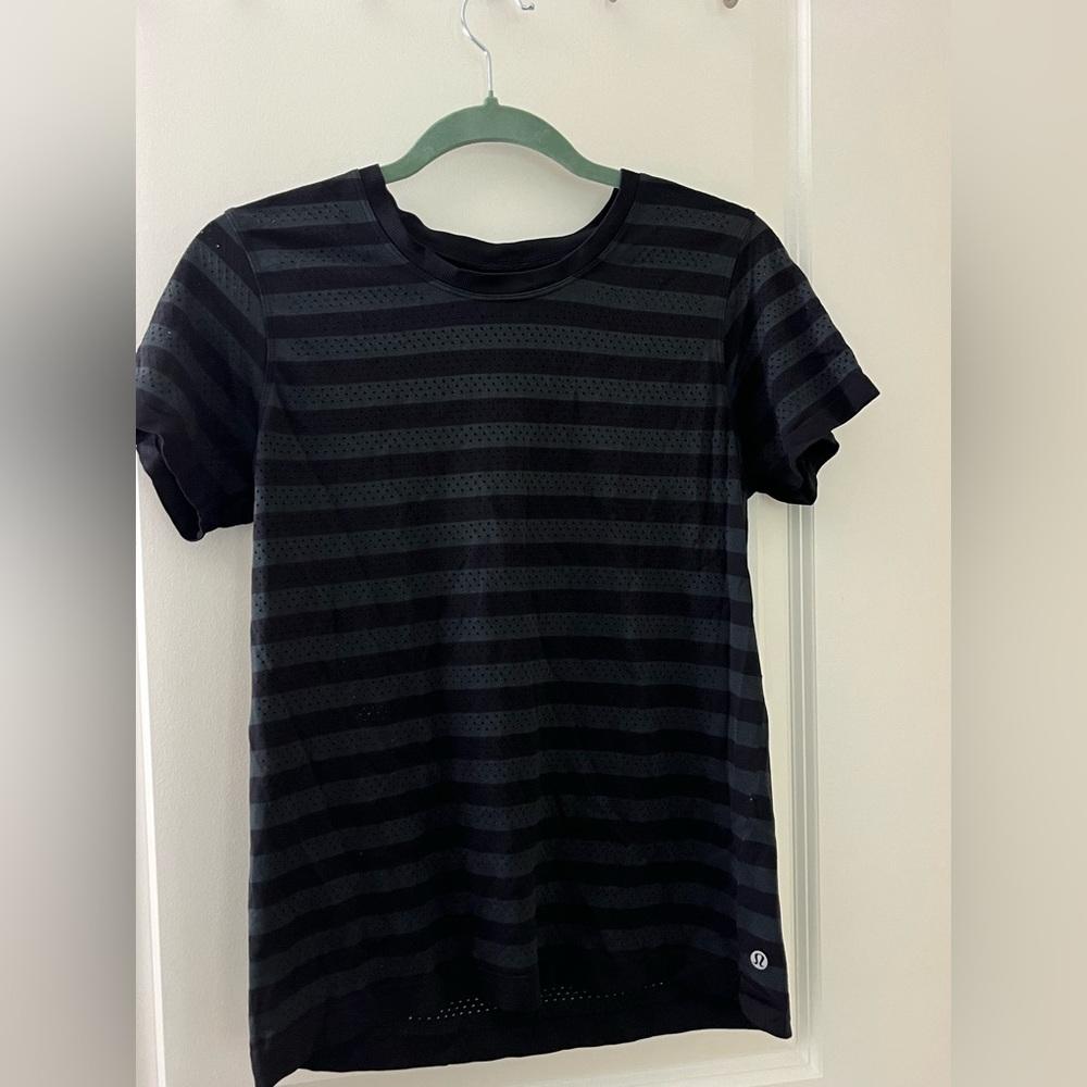 Lululemon Breeze By Relaxed Fit Short Sleeve Running Top!